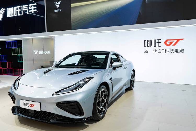 东莞307哪吒汽车在智能汽车领域的表现，领途汽车在新能源汽车市场中的影响力